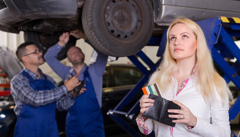 Um teure Originalteile kaufen zu können und auch bei einer hohen Werkstattrechnung das Konto nicht zu weit ins Minus zu fahren, ist ein Sofortkredit empfehlenswert. So fällt es den Autobesitzern leichter, die Kosten für ihr Fahrzeug aufzubringen. (#01)