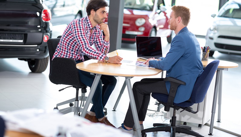 Nicht nur Banken, auch einige Händler bieten eine Finanzierung an. Allerdings gibt es die Händlerfinanzierung meistens nur für den Autokauf und nicht für Reparaturen.