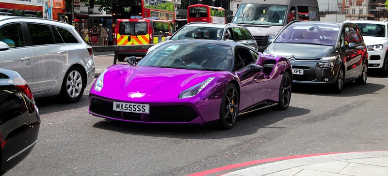 Wohl bei keiner anderen Automarke geht es so sehr um die Farbe wie bei den Ferraris. Sie müssen rot sein – ist der Lack nicht rot, ist das gesamte Fahrzeug gleich 10 Prozent günstiger.