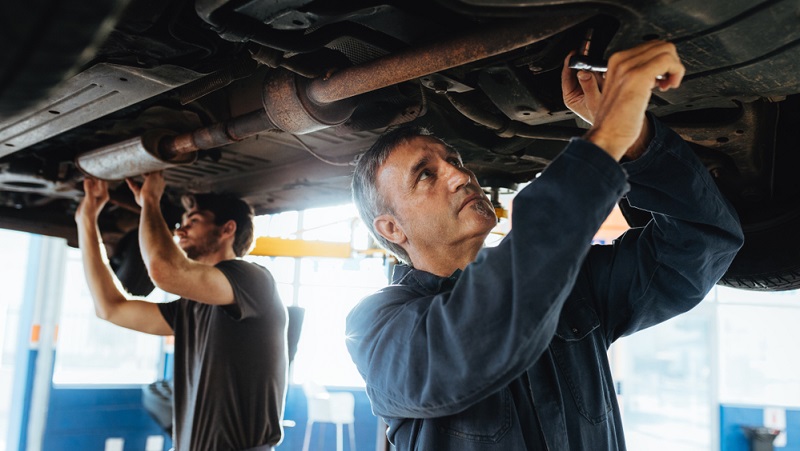 Der Auspuff gilt als Verschleißteil, daher müssen alle Autobesitzer früher oder später mit entsprechenden Auspuff-Reparaturkosten rechnen.  ( Foto: Shutterstock- k_Jacob Lund)