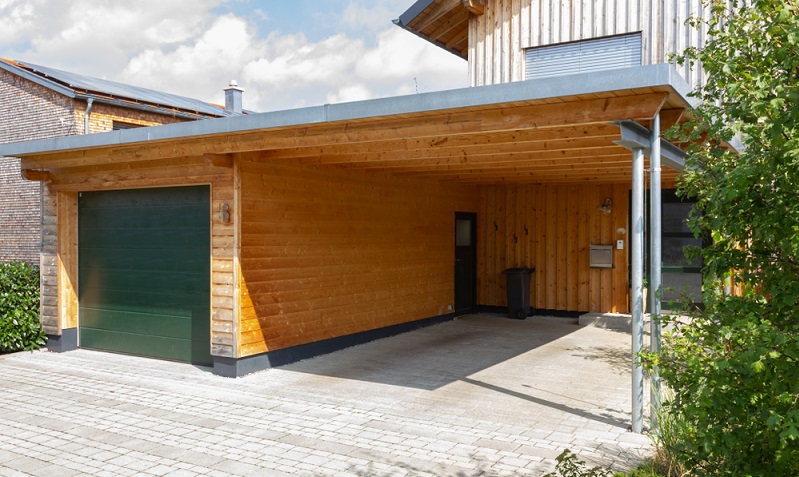 Bei den Holz-Varianten des Carports wird vorrangig mit Lärchenholz gearbeitet. ( Foto: Shutterstock-_rudolfgeiger )