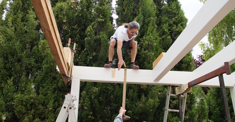 Wer handwerkliches Geschick hat, kann sein Carport selbst aufstellen ( Foto: Shutterstock-Mabeline72 )