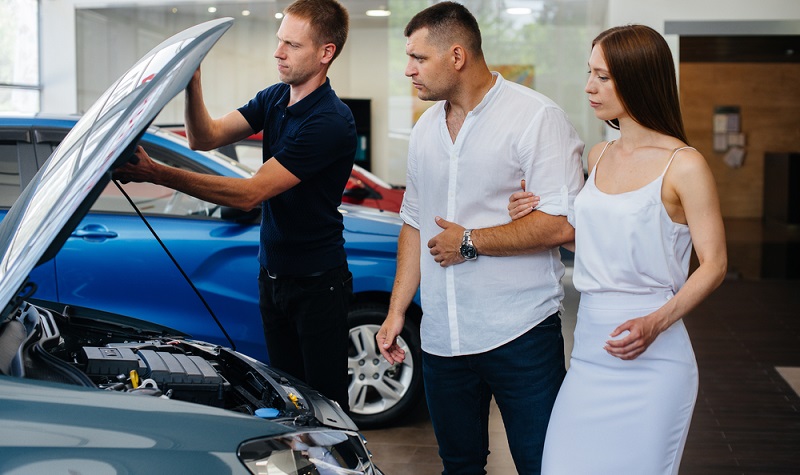 Auch in einem Autohaus kann ein Auto einen verdeckten Unfallschaden haben. ( Foto: Shutterstock- Andrii Medvednikov_)