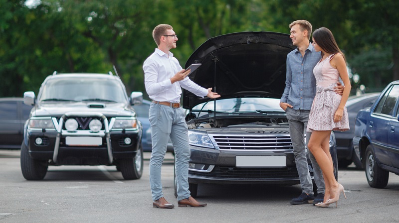 Meist versteht man nichts von Autos und verlässt sich auf den Verkäufer ( Foto: Shutterstock-_ Alfa Photostudio )