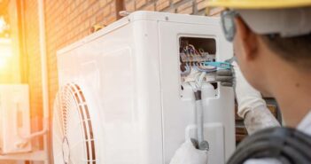 Abschaffung der EEG-Umlage: billiger war Wärmepumpen-Strom noch nie, dank EEG-Novelle Wärmepumpe außen Sonne Monteur (Foto: AdobeStock - nikomsolftwaer)