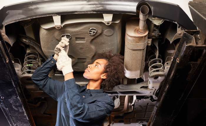 Um eine Hohlraumversiegelung durchführen zu können, muss das Auto auf eine Hebebühne gehoben werden. ( Foto: Adobe Stock - Robert Kneschke ) 