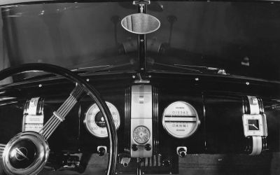 Altes Auto, neues Radio: Opel Admiral mit damals modernstem Autoradio (Foto: Stellantis / Opel)