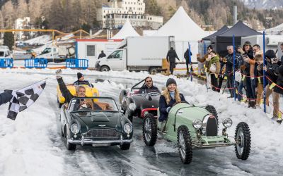 Ein Trio von Oldtimer-Autos driften auf dem Eis: Bugatti Baby II, Aston Martin DB5 Junior und Ferrari Testa Rossa J (Foto: <Fotograf oder Unternehmen>)