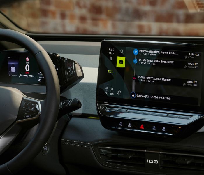 In der Mitte der Konsole ist ein serienmäßiges 30,5 Zentimeter (12 Zoll) großes Touch-Display platziert, das für Navigation, Telefonie, Medienwiedergabe, Assistenzsysteme und Fahrzeug-Setup verwendet wird. (Foto: Volkswagen)