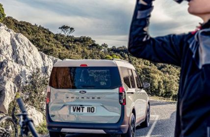 Elektrischer Ford E-Tourneo Courier: Kompakter Stil mit viel Platz und (Foto: Ford-Werke GmbH)