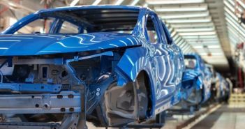 Abfallvermeidung und Wiederverwertung: Neue Konzepte in der Automobilindustrie dank Kreislaufwirtschaft Nachhaltige Produktionswege: Wie die Kreislaufwirtschaft die Automobilindustrie (Foto: AdobeStock - vadimalekcandr 320324347)