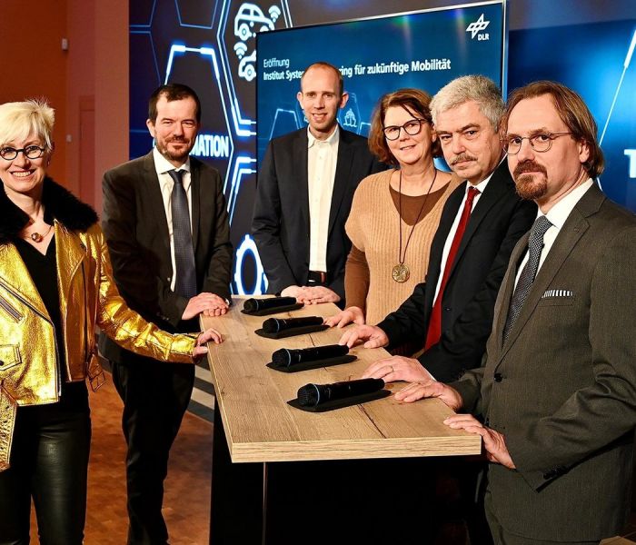 Prof. Dr.-Ing. Anke Kaysser-Pyzalla, die Vorstandsvorsitzende des DLR, hatte ein Treffen mit Prof. Axel Hahn, dem Direktor des DLR-Instituts für Systems Engineering für zukünftige Mobilität, und den Bundestagsmitgliedern Dennis Rohde und Susanne Menge, sowie Otto Alef und Dr. Michael Scharnberg vom Bundesministerium für Wirtschaft und Klimaschutz. (Foto: DLR.)