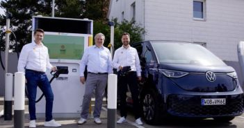 Shell und Volkswagen kooperieren bei Ausbau von Ladeinfrastruktur: Erste Flexpole-Ladestation eröffnet Shell und Volkswagen kooperieren bei Ausbau von Ladeinfrastruktur: Erste Flexpole-Ladestation (Foto: Volkswagen AG)
