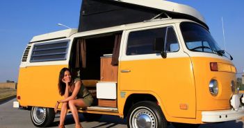 Größtes VW Bus Festival 2023 begeistert Bulli Community Größtes VW Bus Festival 2023 begeistert Bulli Community (Foto: AdobeStock - topshots 81676215)