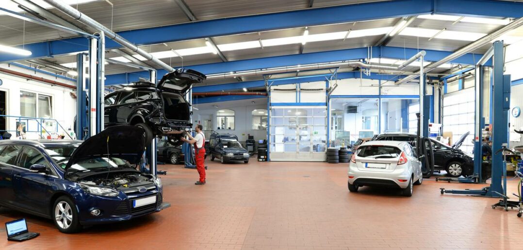 Das Auto in die Werkstatt bringen: Und wer übernimmt die Kosten? (Foto: AdobeStock - 334560495 industrieblick)