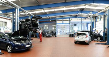 Das Auto in die Werkstatt bringen: Und wer übernimmt die Kosten? (Foto: AdobeStock - 334560495 industrieblick)