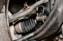 Schlagen links vorne am Auto: Mögliche Ursachen und Lösungen (Foto: AdobeStock - Michal 328551717)