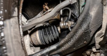 Schlagen links vorne am Auto: Mögliche Ursachen und Lösungen (Foto: AdobeStock - Michal 328551717)