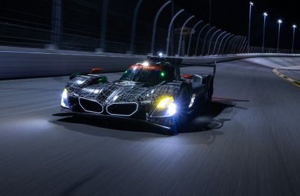 BMW M Hybrid V8 feiert Daytona-Debüt mit gelben Front-LEDs (Foto: BMW GROUP)