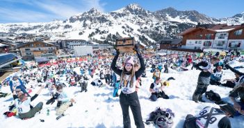 Gamsleiten Kriterium 2026: Tausendzweihundert Wintersportfans graben um BMW (Foto: Tourismusverband Obertauern)