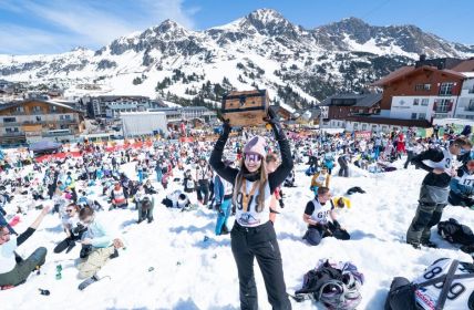Gamsleiten Kriterium 2026: Tausendzweihundert Wintersportfans graben um BMW (Foto: Tourismusverband Obertauern)