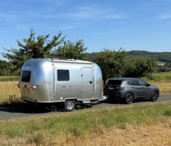Airstream World Traveler 17 mit Jeep Compass (Foto: Roka Werk GmbH)