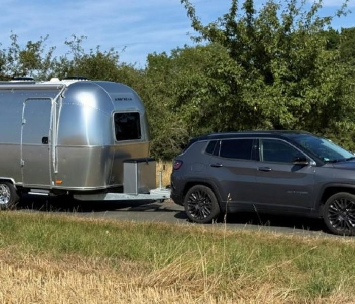 Airstream World Traveler 17 mit Jeep Compass (Foto: Roka Werk GmbH)