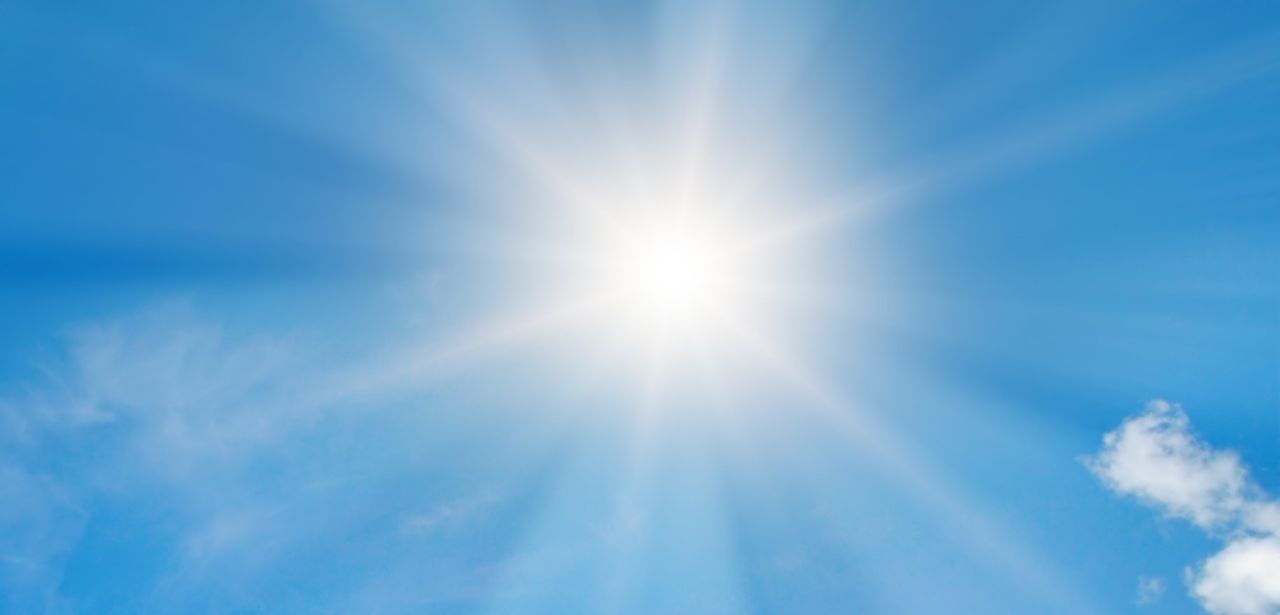 Solarzellen im Elektroauto liefern Zusatzstrom bei Sonne und (Foto: AdobeStock - alinamd - 257062548)